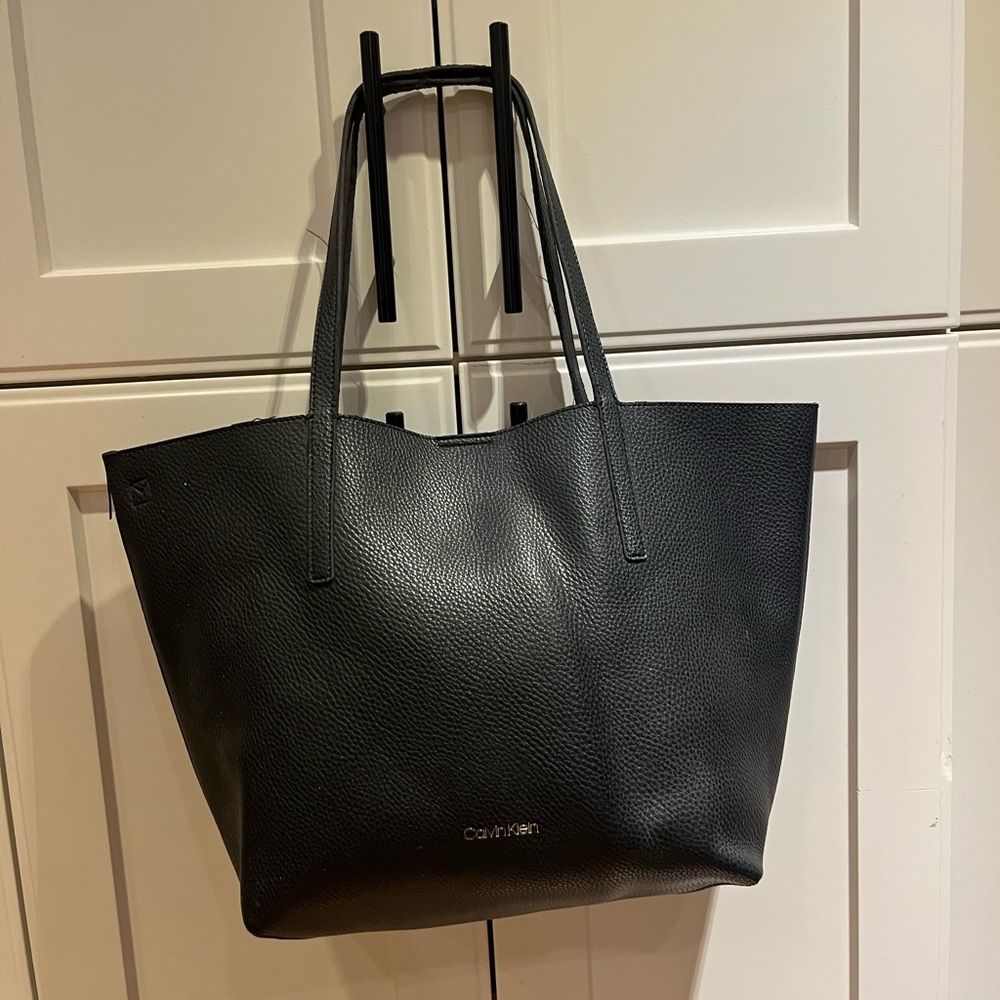 Calvin Klein Black Leather Tote Bag with Minimalist Design